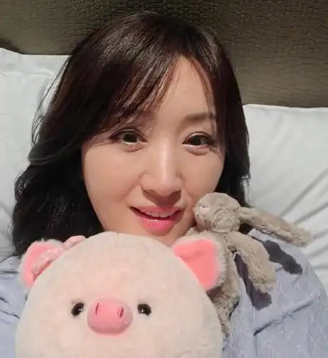 近日,甜歌皇后杨钰莹在她的社交平台上晒出了一组外出旅游照.