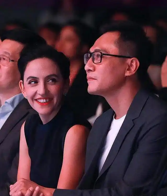 有一种"一脸崇拜"叫刘烨媳妇,出席活动难掩爱慕,刘烨满脸骄傲