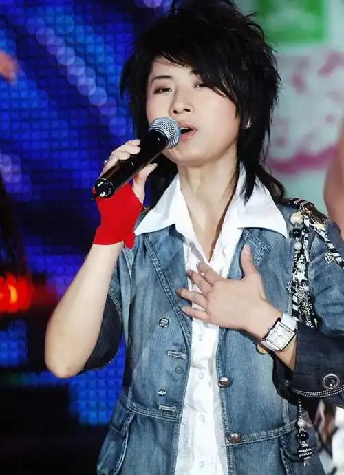 彼时是2009年,距离尚雯婕《超级女声》冠军出道过去了三年,与后来无数