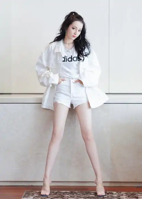 迪丽热巴真美,穿透明高跟鞋配白色短裙,一双"漫画腿"强势吸睛