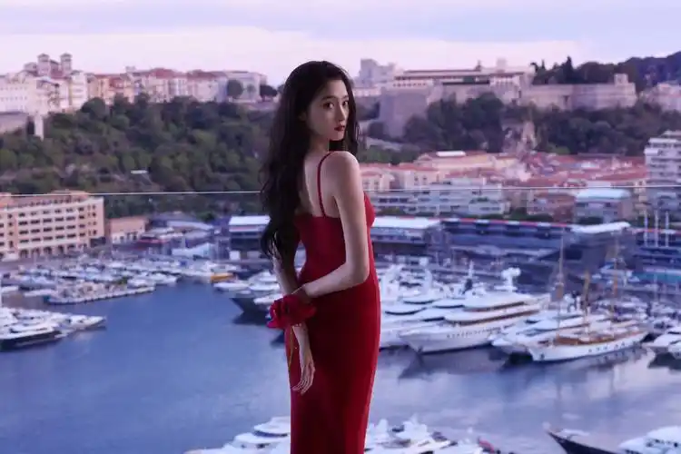 关晓彤的仪态 最新发式红裙大片……__财经头条