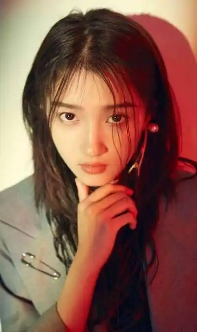 原创顶流女友的颜值天花板关晓彤晒照肤白貌美大长腿一样不缺