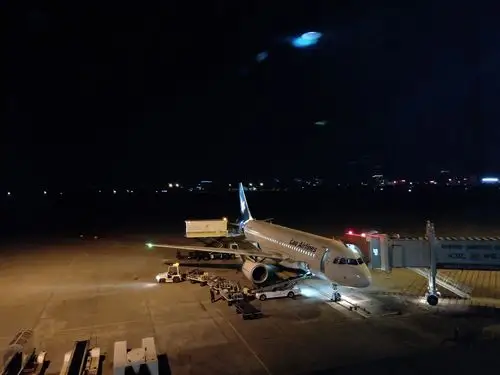 凌晨3点多包机抵达万象国际机场