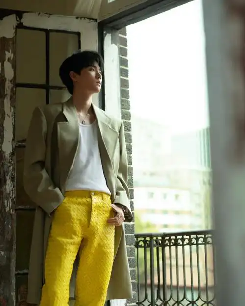 气场与优雅汇聚成光,光影游离之间奔赴璀璨.#戴比尔斯时刻#周翊然超话