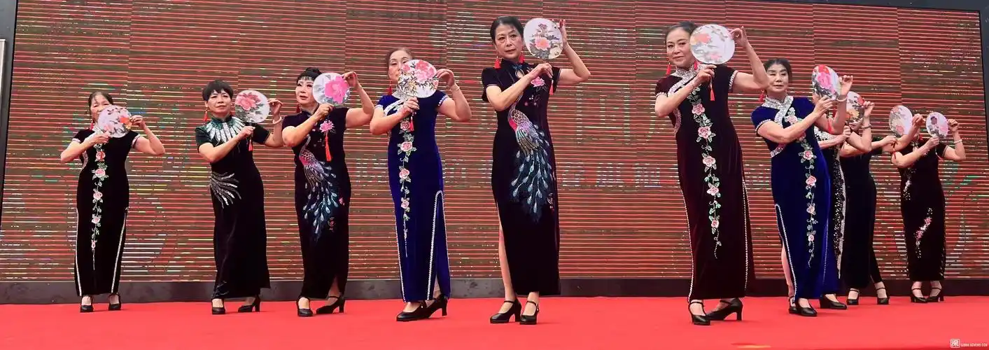 美丽邂逅国风古韵东晓街道老年人协会迎新春旗袍秀