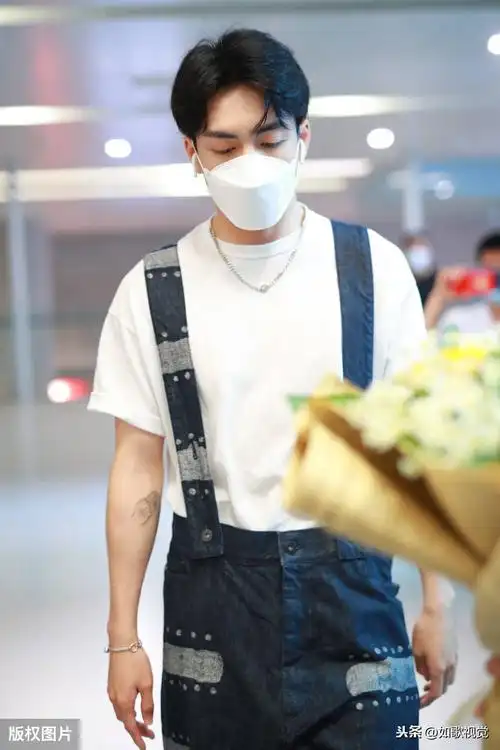 曾舜晞现身上海,衣着时尚帅气逼人,一举一动风度翩翩星光熠熠