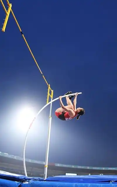 撑杆跳高-01—华为杂志锁屏撑杆跳高是田径运动项目的一种,拥有极高的