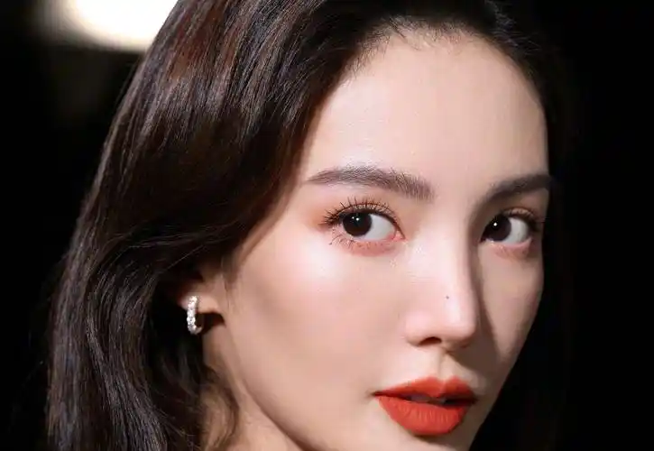 金晨的下巴怎么了?越来越像蛇精脸_鼻子