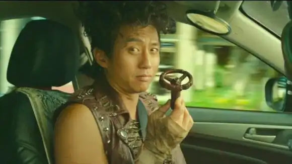 顶级喜剧片《恶棍天使》:邓超开车戏耍对手,拿出小方向盘太搞笑-影视