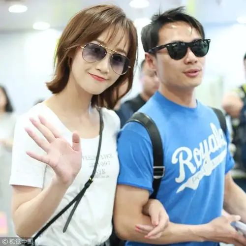 新鲜狗粮!蓝盈莹与曹骏牵手挽臂秀恩爱 身高超过男友大长腿瞩目