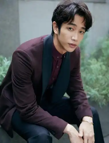 刘以豪亮相高级珠宝活动酒红西装尽显华贵气质