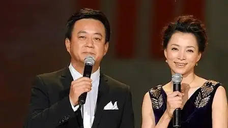 朱军董卿手拉手唱《敖包相会》超越了云飞乌兰图雅组合, 堪称经典!