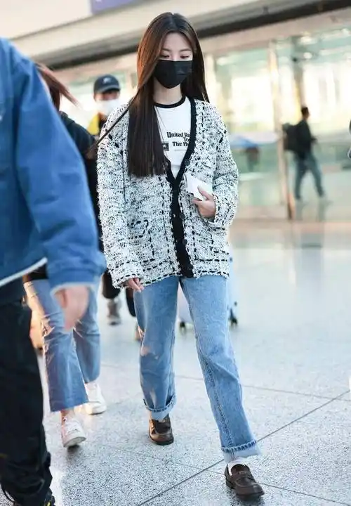 杨超越初秋穿搭示范:针织开衫搭配紧身牛仔裤,舒适又百搭_时尚_白色