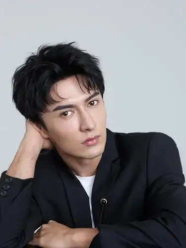 米热曝光西装大片 彰显型男格调