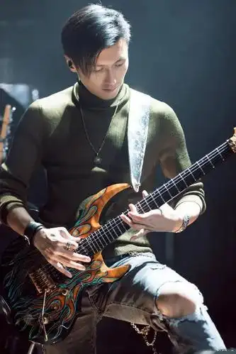 谢霆锋真是一点没变!穿一袭黑色西装套装,潇洒帅气a爆了