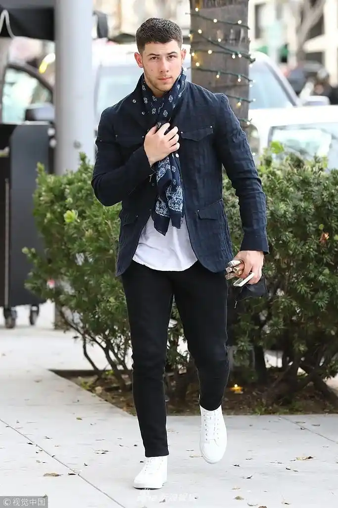 组图:尼克·乔纳斯西装配t恤白鞋 戴深蓝色围巾演绎时尚潮男