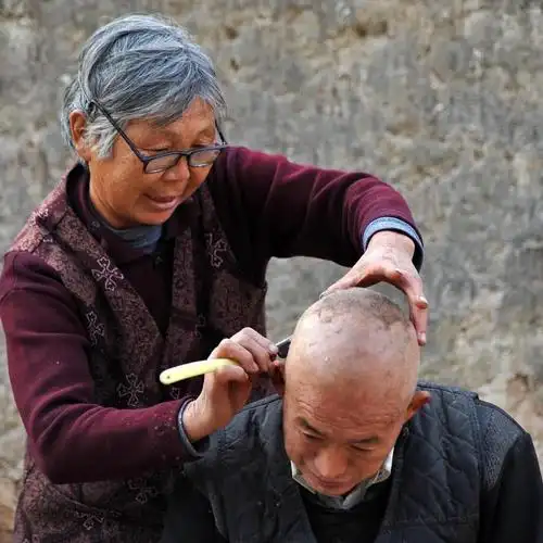 十几年前的农村他们这样剃头六旬大娘给老伴剃了几十年