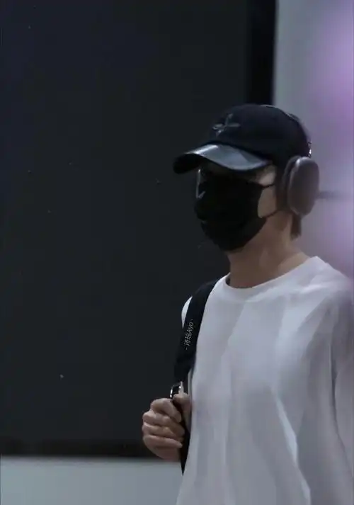 带口罩也阻挡不了帅气期待帅哥的表现哟