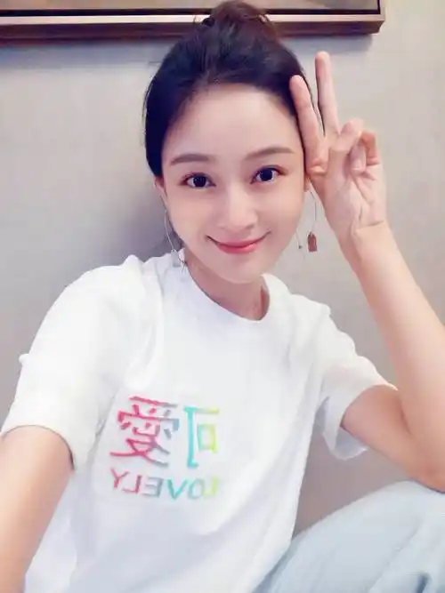 王媛可晒自拍打卡秋天 手拿果茶做鬼脸可爱爆棚