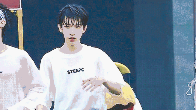 湿发简直就是贺峻霖的猎鲨时刻.  #贺峻霖被包子咬了