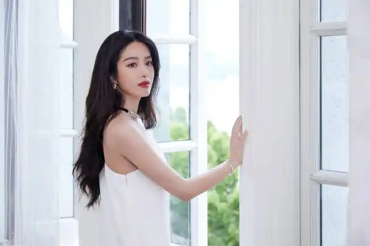 杨采钰穿白色露肩长裙超靓!