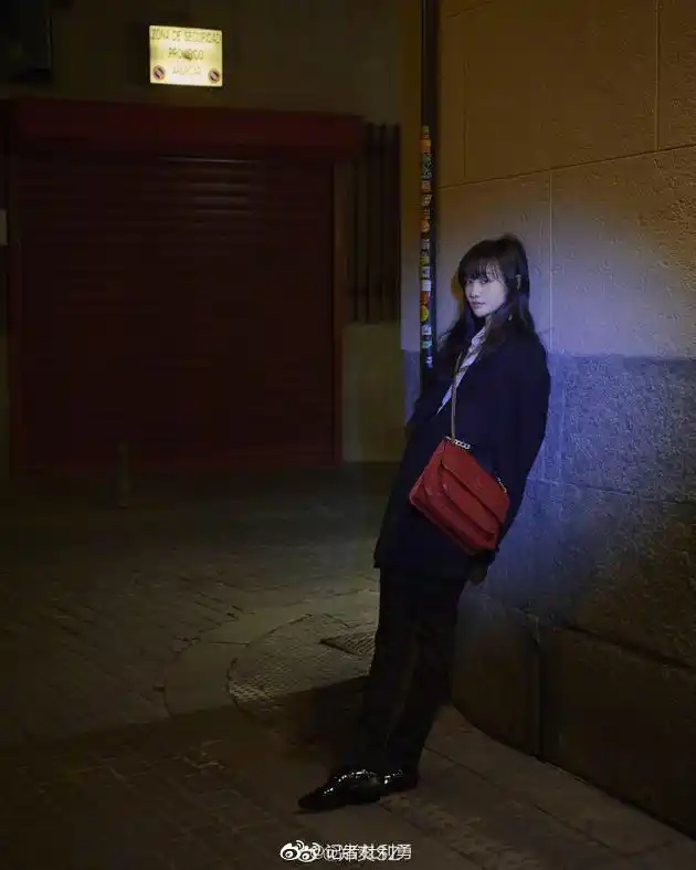每日娱乐播报# 【郑爽夜幕街角随性倚墙 穿黑色修身西装干练有活力】