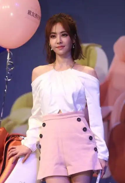 蔡依林粉色短裙搭配白色上衣妆容 俏皮比心甜美又可爱