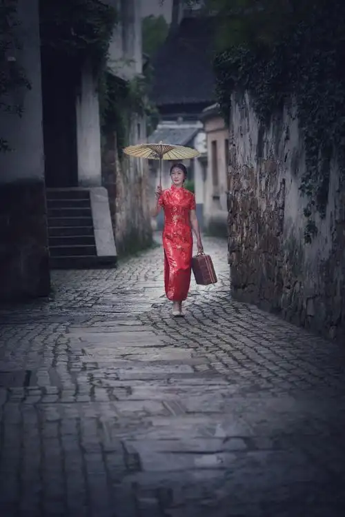 古镇小巷的旗袍女子