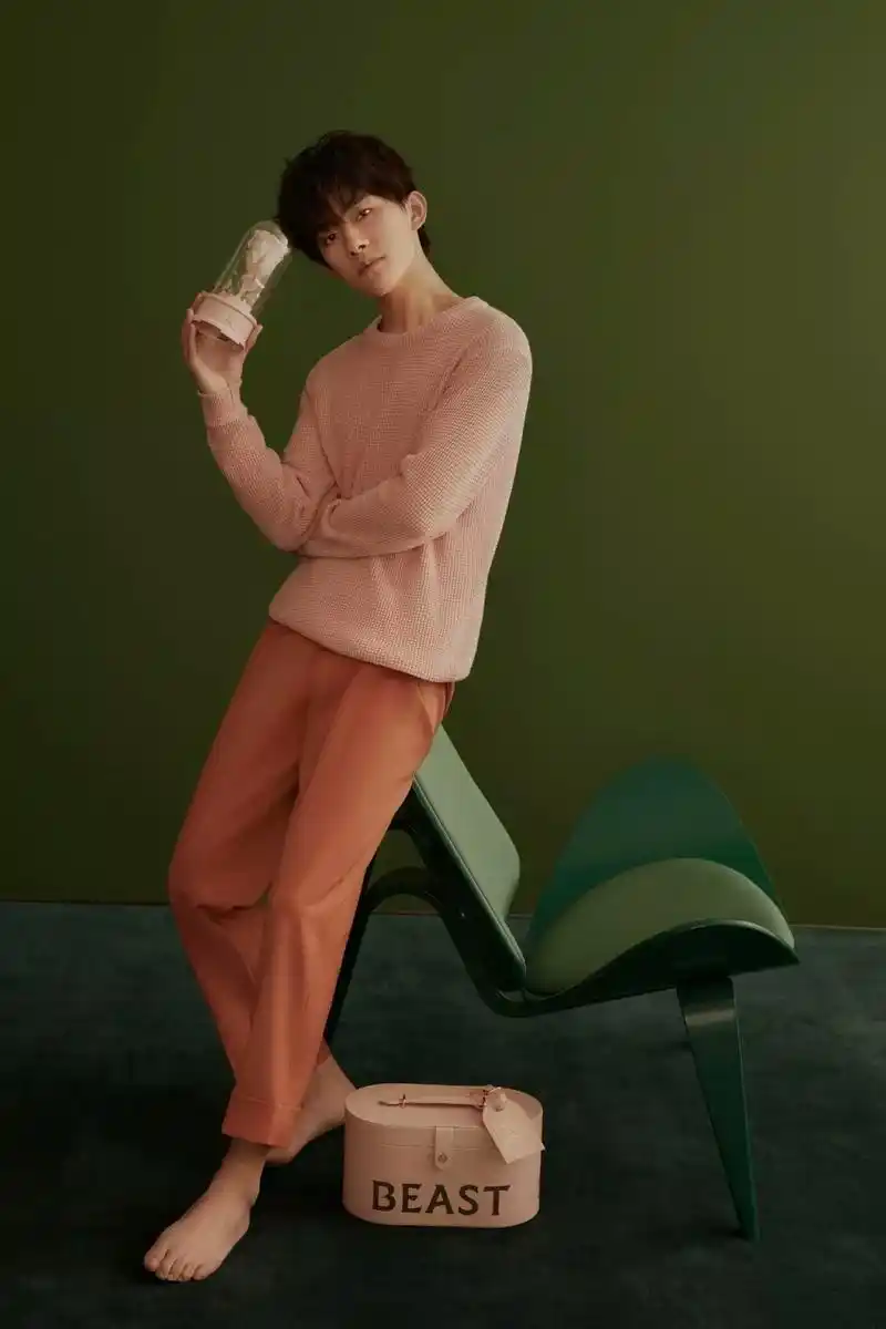 易烊千玺最新大片身着睡衣打赤脚,温柔浅笑,尽显居家暖男范儿