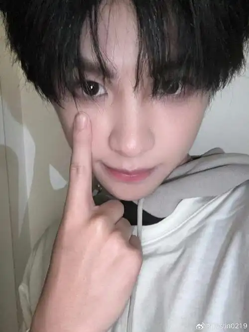 黄明昊六周年自拍##黄明昊素颜状态