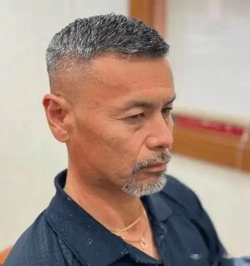 男人50岁后,如果头发稀疏的话,建议选这3种发型,帅气还显发量