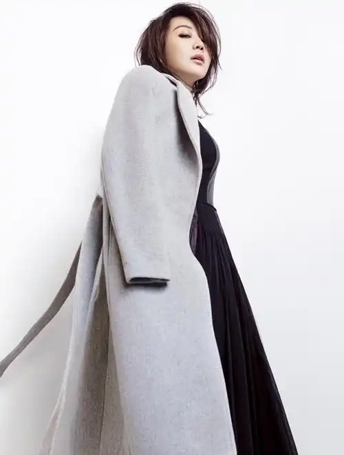 闫妮着时尚职业装,展现知性魅力