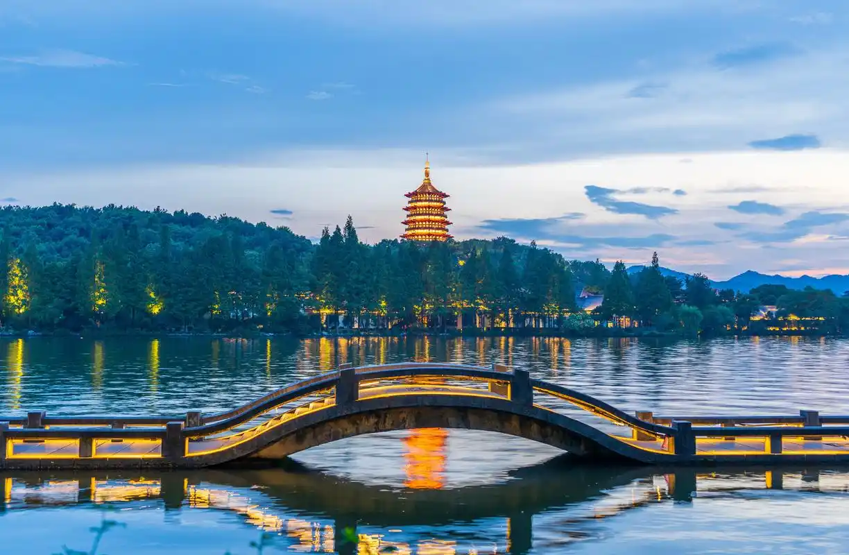 九月动态激励计划# 西湖是杭州的代表性风景名胜区,其独特的自然饭忖