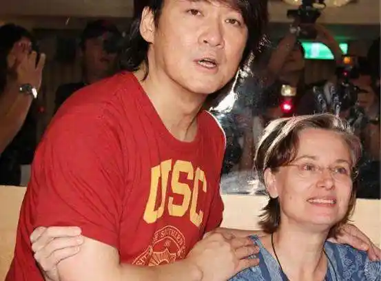 康梓兰比周华健大多少(周华健妻子康粹兰个人简历)