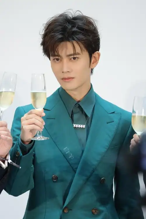 任嘉伦墨绿西服套装#好帅啊啊啊啊啊啊啊啊啊啊啊啊国超墨绿色西装