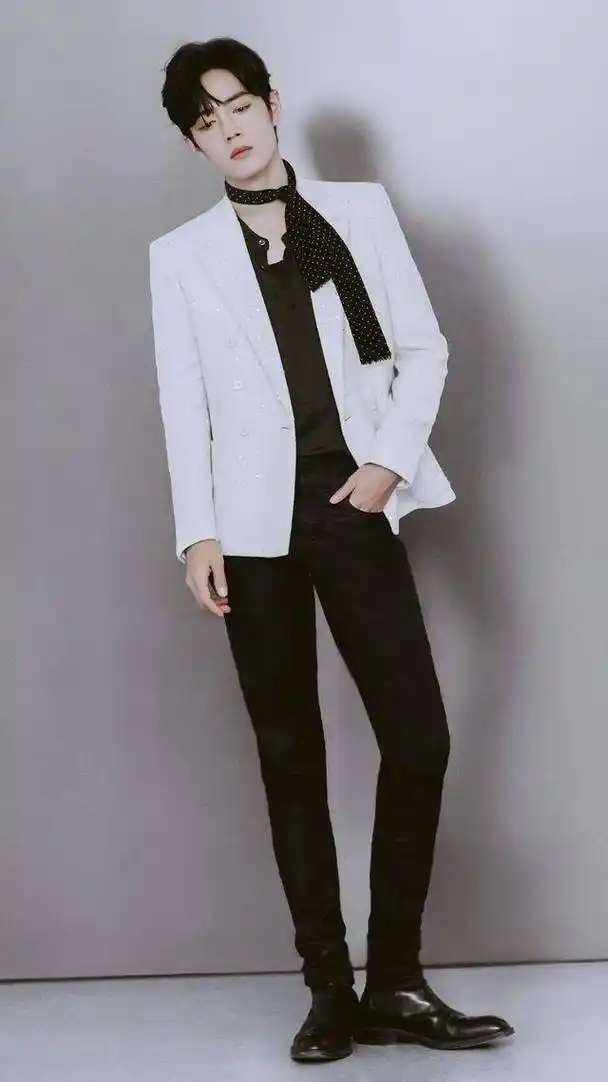 肖战的白色"西装杀",斯文又帅气