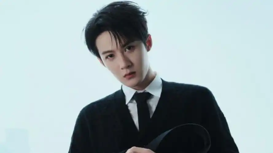 檀健次与张萌老公聚餐,结束后搂女生肩膀出门,依偎取暖互动亲密