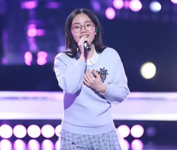 《中国新歌声2》郭沁是选手,歌声非常的独特,声线很干净,演唱的歌曲