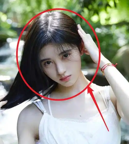 鞠婧祎晒素颜出游照,气质好像学生,"半永久"的鼻子却太抢镜了_风格