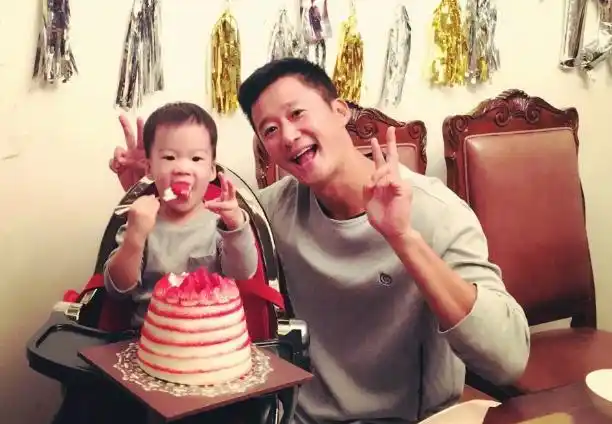 吴京谢楠深夜撇下孩子聚会白酒喝到空杯聊天手舞足蹈似小醉