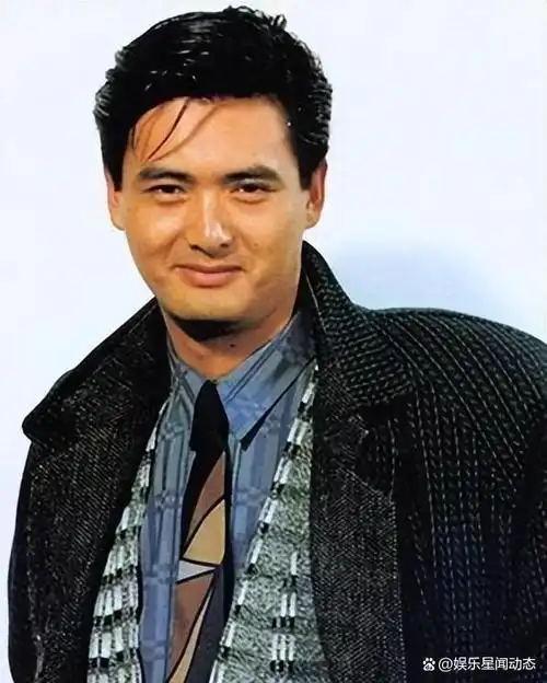 周润发(chow yun-fat)是香港电影界的一位传奇巨星,他以其出色的演技