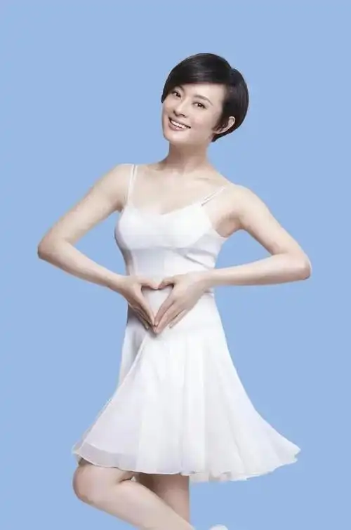 从照片中可以看出,孙俪身穿白色长袖衬衫和黑色背带裤,头戴小帽子,脚