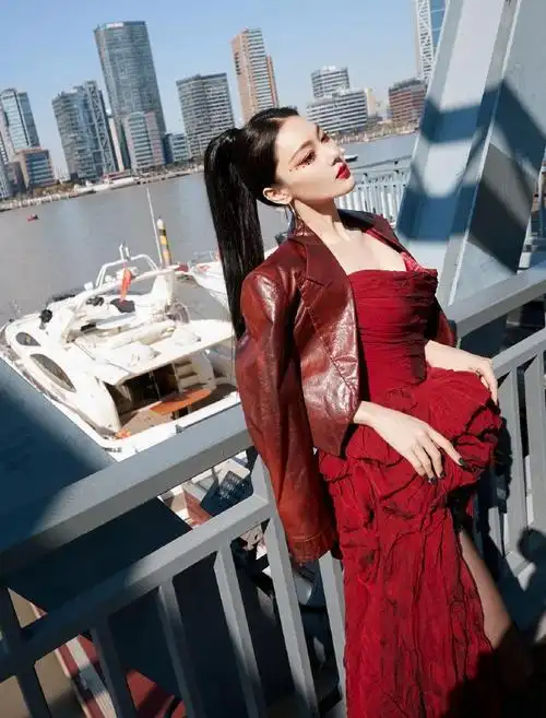 张馨予晒美照,高马尾配红裙好惊艳,肤若凝脂长腿事业线抢镜
