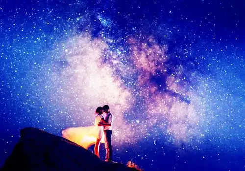 梦幻星空唯美情侣图片_星空下的浪漫