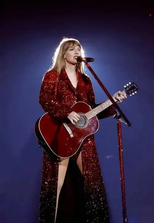 梦幻联动刘嘉玲现身霉霉taylorswift新加坡演唱会