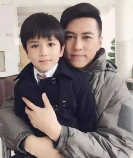 靳东有多爱他的家人?居然在百万豪车里刻一家四口名字