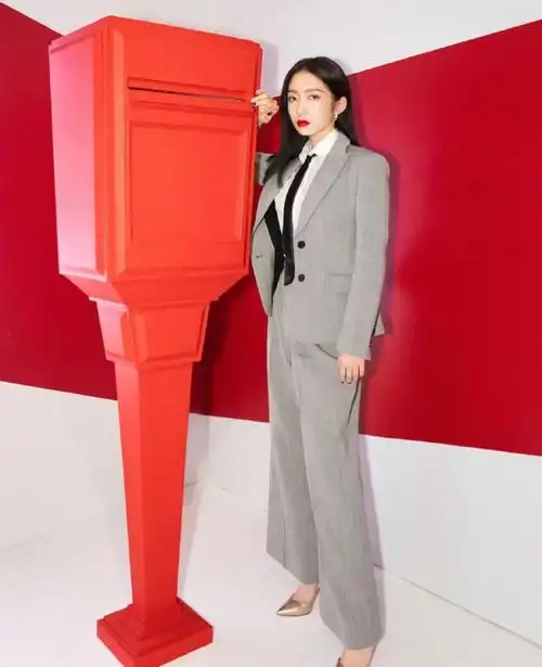 孟美岐不硬凹女团风,一身西装走通勤范,依旧气质又有型