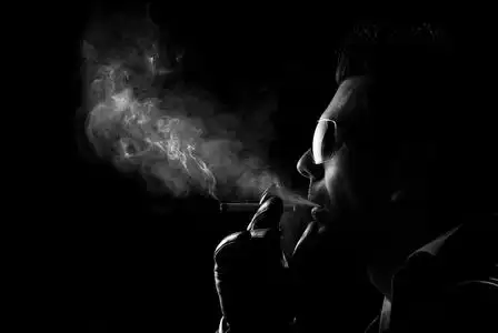 拿烟的男人图片大全