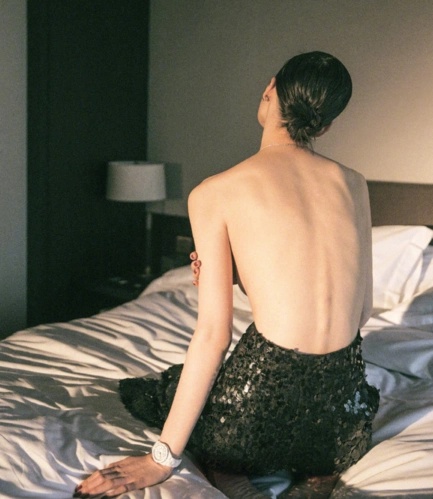 女明星晚礼服露美背杨颖背部肌肉尽显健康美