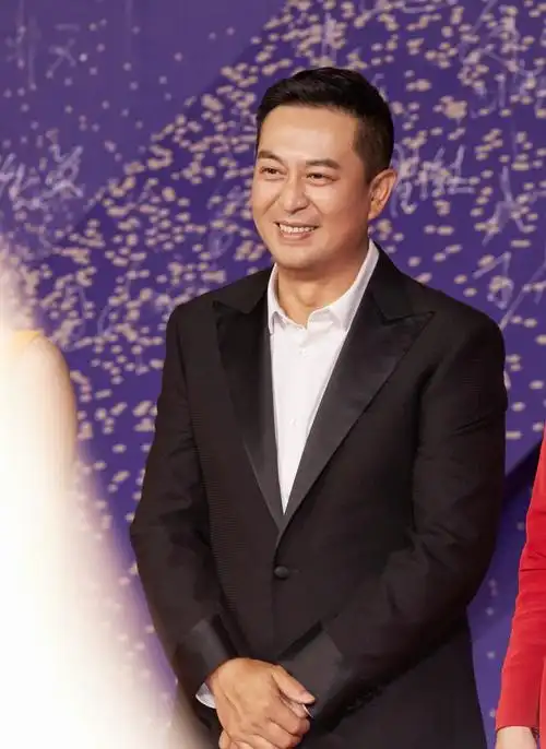 张嘉译低调亮相金鸡奖为运气好最佳女主角咏梅颁奖